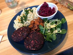 Beetroot veggie patties V GF at Geranium Caffe in Poznan