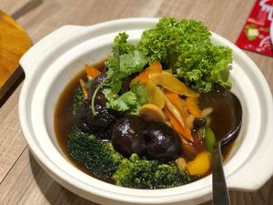 Claypot Assorted Mushroom with Broccoli at Green Signature - Yishun in North Singapore