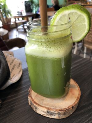 Custom made green juice at Buddha Bowl in The Hague