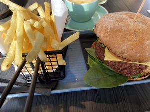 Hearty burger 🍔 and shoestring fries at Hale & Hearty in Waterloo