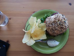 Burger mit selbstgebackenem Brötchen at Happy Cactus in Fuerteventura