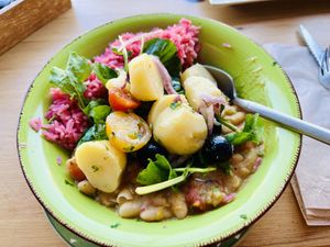 Estofado de alubias blancas 🥰. Y claro, la hamburguesa como siempre un 10!!  at Happy Cactus in Fuerteventura