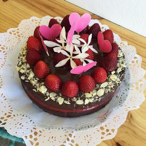 Tarta de cumpleaños vegana sin gluten y sin azúcar!!! Más golosa imposible, naturalmente dulce?( con dátiles y sirope de coco) chocolatosa y colorida!! ?? 
 at Happy Cactus in Fuerteventura