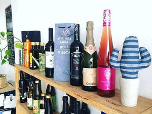 Nada como el Agua! Pero bueno, un vinito orgánico en las noches de Verano no cae nada mal     #vinoorganico #ahorraagua #organicwibe#tuendairganica#happycactusisastateofmind #happycactuselcotillo   at Happy Cactus in Fuerteventura