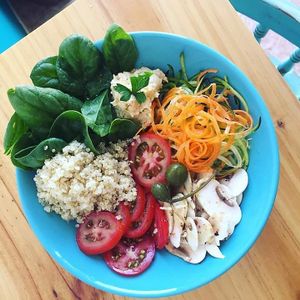Raw spinach, quinoa, tomato, champiñon,zoodles, carrot, hummus at Happy Cactus in Fuerteventura