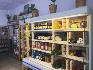 Además de probar nuestra comida orgánica y vegana, también puedes llevarte unos productos biológicos certificados, los mismos con los que cocinamos!! @happycactus.elcotillo tam at Happy Cactus in Fuerteventura