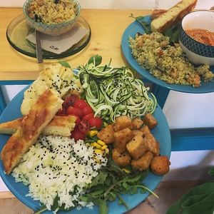 🌈 happy bowl con tempeh crujiente y espaguetti de calabacin , cous-cous y salmorejo , saliendo para la Mesa 4!!!! 💥 #happycactuselcotillo #specialoftheday #vegansofspain #fue at Happy Cactus in Fuerteventura