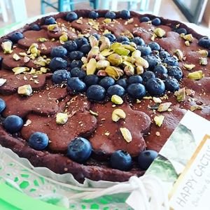 Frolla con cacao, mermelada natural de fresas y dátiles medjoul sin azúcares añadidos decoracioñ con arándanos frescos #y pistachos! #tartaleta #veganpie#goveg#happycactuselco at Happy Cactus in Fuerteventura