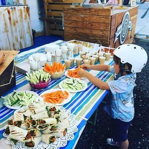 Catering de cumpleaños para nuestra querida Alejandra!! Salmorejo, wraps, humus, mini-burgers,tartas saladas!! Todo Vegan y 100% orgánico!!!! #catering#goveg#organicfood#happycac at Happy Cactus in Fuerteventura
