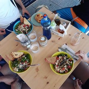 Buenos dias!! Los esperamos hoy con mucho cariño para su light lunch ! 🥗🌯🍔🍛 #happycactuselcotillo #goveg#lightlunch #comidasana#comidareal#otganicfood#happycactusisast at Happy Cactus in Fuerteventura