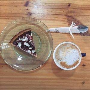 Cappuccino con leche de almendras y tartaleta con higos y almendras! 😊feliz tarde!!! @happycactus.elcotillo #fuertevegan#espresso#veganfood #organiccoffee#goveg#elcotillo at Happy Cactus in Fuerteventura