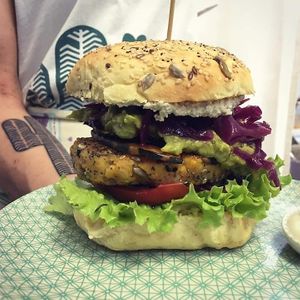Nuestra Vegan Burger!!! Única! Todo casero, !!!pan, salsas, queso y Burger !!! Fresquito+ ecologico! 🍔 #veganburger #govegan#fuertevegan#maxiburger #happycactuselcotillo #happy at Happy Cactus in Fuerteventura