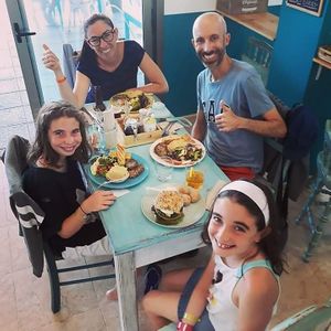 HappyFamily + Happy Cactus 🌵💚🌵💚🌵💚🌵💚🌵 #happycactuselcotillo #happycactusisastateofmind #happypeople#crueltyfree#plasticfree#goveg#vegansofspain#elcotillo# at Happy Cactus in Fuerteventura