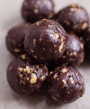 Cacao #energyballs anyone??? Come grab yours & enjoy the weekend 🎉 #blissballs #crueltyfree#goveg#vegansnacks #happycactuselcotillo #elcotillo#vegantreats #happycow#fuertevegan at Happy Cactus in Fuerteventura