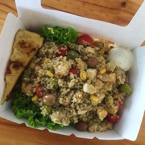 Ensalada de quinoa, vegetales y tofu con tortilla vegana y alioli. at Happy Cactus in Fuerteventura