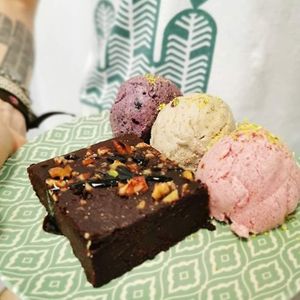 Brownie sin gluten  special con tris de helado casero vegano 😍 #veganbrownies#glutenfree#organicfood #goveg#veganfuerteventura #elcotillo#vegansofspain #heladovegano#veganicecre at Happy Cactus in Fuerteventura