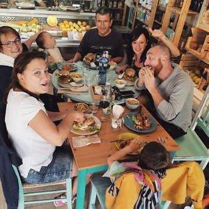 Happy families eat at @happycactus.elcotillo 😁 #crueltyfree #happyfamily #happycactusisastateofmind #veganburger #organicfood #elcotillo#foodislove #goveg#veganfuerteventura #fu at Happy Cactus in Fuerteventura