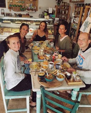 Vegan Brunch in collab with @starsurfandyoga was a blast!! It was a pleasure to see happy relaxed yoga faces enjoying so much our vegan food made with love ♥️ #veganfood #vegan at Happy Cactus in Fuerteventura