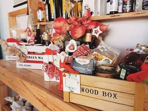 This Christmas, buy local, eat organic, gift handcraft, make peace, hugs more, say thank you & show up @happycactus.elcotillo 🎄😀 #happycactusisastateofmind #happycactusisasta at Happy Cactus in Fuerteventura