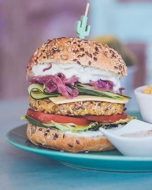 Ganas de.... HAMBURGUESA 😍 Todavia NO has probado la Happy Burguer de @happycactus.elcotillo?
Pan casero de #tritordeum con mucha fibra y bajo en gluten, vegetales frescos y al  at Happy Cactus in Fuerteventura