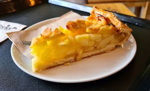 Vegan apple pie 🥧🍎 at Forky's - Veleslavinova in Prague