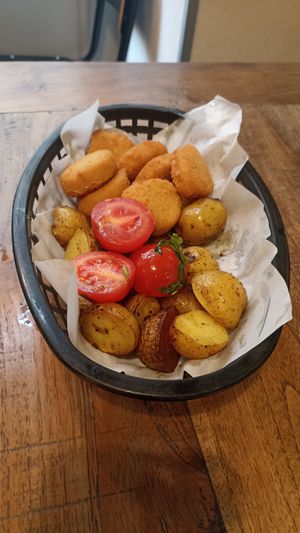 Chick'n nuggets and potatoes at Forky's - Veleslavinova in Prague