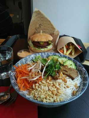 Vietnamese AsiaBowl and Spicy Burger at Forky's - Veleslavinova in Prague