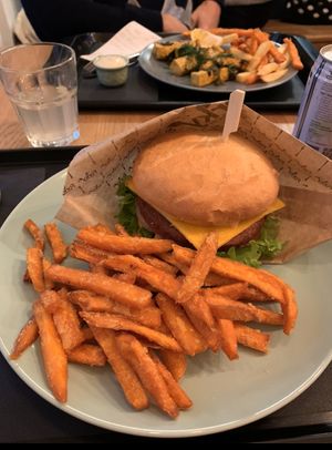 “Cheese” burger a No Fish & chips at Forky's - Veleslavinova in Prague