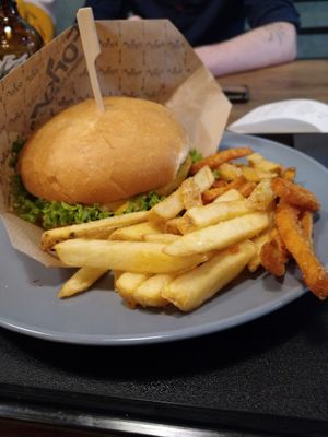 Hamburger and fries at Forky's - Veleslavinova in Prague