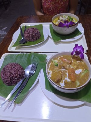 Massaman (front) and green curry (both 100Thb) with rice (2x40THB) at Organic Vegetarian Food by Mrs. Pong in Koh Phangan