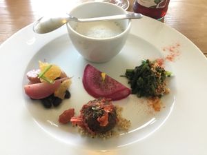 さつまいもの冷製スープ、ろけっとのマグレブ風マグレブ風ごま和え、ベジタブルコフテのトマト煮、甘夏、黒豆、ラディッシュのマ at Hikari Shokudo in Nasushiobara