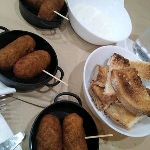 Falafel con salsa de yogur at La Fresca Vegan Food in Zaragoza