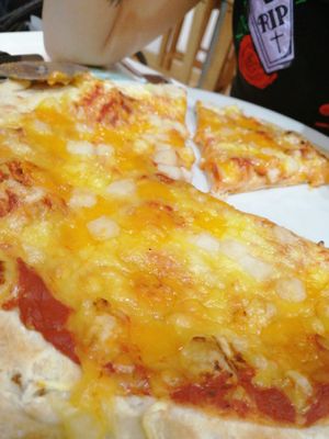 Pizza cuatro quesos at La Fresca Vegan Food in Zaragoza