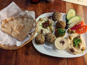 Falafel Teller (8,00€) - 4/5 at Flop Cafe in Berlin