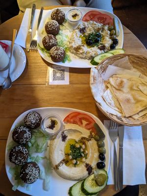Hummus mit Falafel (unten), Mutabbal mit Falafel (oben) at Flop Cafe in Berlin