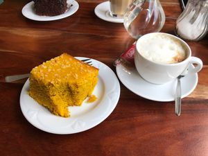 Kaffee und Kurkuma Kuchen at Flop Cafe in Berlin