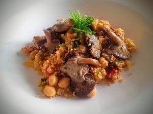 Cuscuz na companhia do Shiitake at Amor e Hortelã in Porto