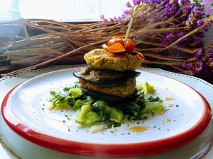 Falafel espalmado sobre cama de Couve Portuguesa at Amor e Hortelã in Porto