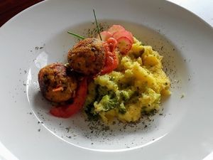 Almôndegas de Mungo sobre Polenta "Mole" at Amor e Hortelã in Porto