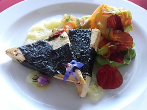 Tofu em Nori sobre Maça e Tagliatelle de Legumes at Amor e Hortelã in Porto