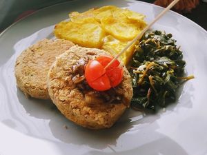 Vegeburguer de Feijão na companhia da Batata Gratin e Beldroegas at Amor e Hortelã in Porto