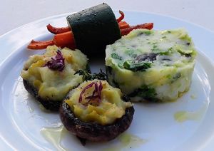Portobellos, Esmagada de batata, Penca e Courgette com Cenoura at Amor e Hortelã in Porto