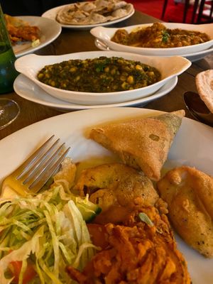 Veggie/vegan starters onion bahji & samosa plus salad  at Lassani in Courbevoie