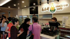 lunch time queue  at Maitree Cafe 慈素轩 in Central Singapore