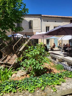 Picturesque courtyard at Une Cuillère Pour Maman in Bergerac