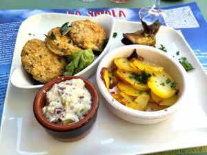 Cheakpea crêpes and potatoes with algae cream at Une Cuillère Pour Maman in Bergerac