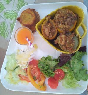 Aubergines farcies et jus carotte/orange/gingembre at Une Cuillère Pour Maman in Bergerac