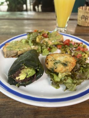 Plato mixto vegano  at Mercado Organico La Cosecha in Oaxaca