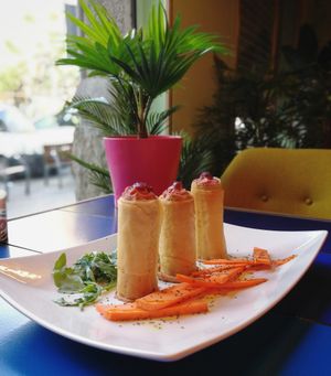 TRINIDAD DE HUMUS SIN TIBAGO
el perfecto aperitivo. humus de alubias en rolls de hojaldre. crujiente y cremoso, a parte delicioso  at Floripa in Barcelona