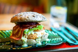 all american XXL burger con queso y beicon vegano / with vegan cheese and beicon at Floripa in Barcelona